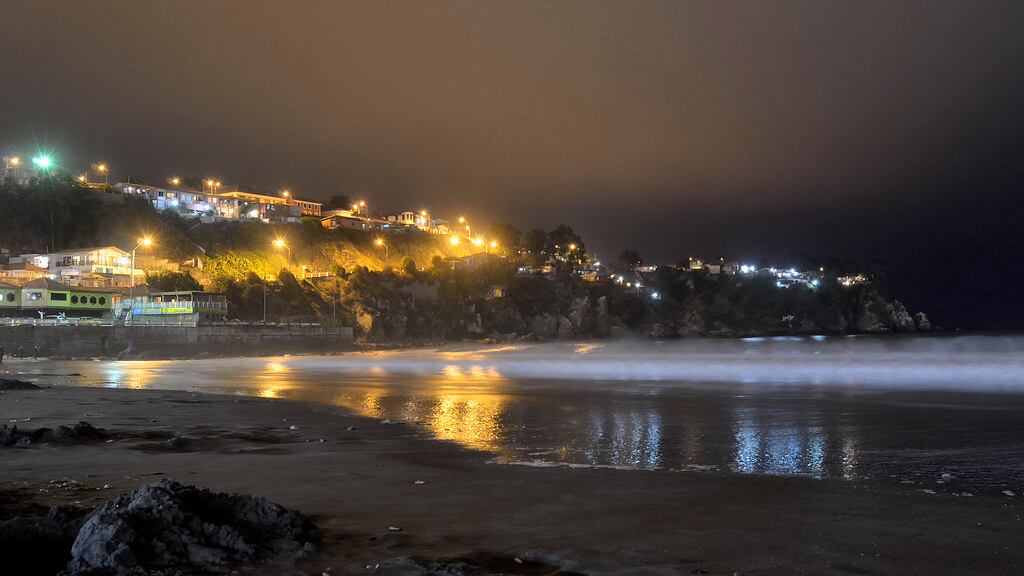 Adulto mayor con antecedentes por violación es acusado de abuso sexual en playa de Cartagarena: mujer fue agredida mientras dormía