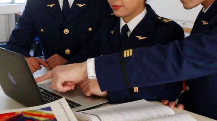 Aspirantes a la FACH fueron desvinculados de la escuela luego de comprobarse su participación en la difusión y registro de videos privados de un compañero, donde mantenía relaciones sexuales.
Según reveló CHV Noticias, los hechos ocurrieron en la madrugada del 14 de abril de 2019, cuando estudiantes de la Escuela de Especialidades de la Fuerza Aérea de Chile (FACh) se reunieron para celebrar una fiesta en Conchalí, región Metropolitana.
Avanzada la noche, el grupo se percató de que uno de sus amigos abandonó la habitación junto a una mujer, por lo que procedieron a seguirlo y, sin su consentimiento, grabaron al joven manteniendo relaciones sexuales.
Si bien aquello pudo haber sido tomado como una broma en ese entonces, las consecuencias fueron nefastas para la víctima, quien además de ser vulnerado en su privacidad, sufrió la difusión de los registros audiovisuales en Whatsapp.
El delito fue advertido por la Fiscalía de Aviación de Santiago, desde donde además comenzó una investigación por la falta a las normas disciplinarias de la rama castrense.
No obstante, como la celebración fue en un recinto particular, no se pudo continuar en la vía judicial militar. Eso sí, los alumnos fueron sancionados y desvinculados de la FACH.
Este año, el fiscal a cargo determinó enviar los antecedentes al 12º Juzgado de Garantía de Santiago, considerando que los hechos constituyen un delito por la "difusión de hechos de carácter privado, sin autorización del afectado".
Sin embargo, aquel juzgado se declaró incompetente pues según el "principio de ejecución del delito", este sucedió en la jurisdicción del Segundo Tribunal de Garantía, a cargo de la Fiscalía Centro Norte.
Recién el 22 de septiembre pasado este tribunal se declaró competente para avanzar en la investigación. De acuerdo al citado medio, en el sistema judicial no está esclarecido que la causa haya sido archivada, o que alguno de los involucrados esté o vaya a ser formalizado por la justicia.