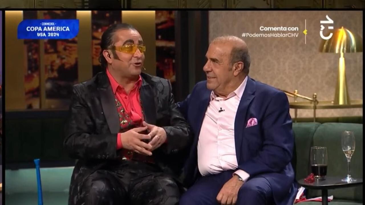 Querido por algunos, odiado por otros, el personaje Yerko Puchento fue confirmado para los siguientes capítulos del programa Podemos Hablar, debido a sus comentadas rutinas de los días domingos en CHV.
En esta oportunidad, sacó a colación a Augusto Pinochet, producto de la participación de su colega comediante Checho Hirane, quien es reconocido por su línea política a favor de la dictadura militar.
A raíz de esto, el actor Daniel le mandó un arsenal de chistes, pero destacó su consecuencia política.
“Un hombre que sólo almuerza en el restaurante donde Augusto y que a los 7 años ganó un festival de la canción en el programa de TVN, Colorín Colorado, y pese a ello le agarró fobia a todos los colorados de Chile, menos al Rojo Edwards”, señaló, consignó La Cuarta.
Tras ello, recordó la censura que existía en aquellos tiempos, donde un mal chiste les podía costar la vida.
“Checho, ¿era distinto el humor en los tiempos de mi general, después del pronunciamiento? Yo le digo pronunciamiento, igual que tú”, le preguntó, con la ironía a flor de piel.
Y sin dejarlo responder, remató con el chiste prohibido contra Pinochet.
“Es que yo me acuerdo de algunos chistes que contábamos. Mira: ¿Por qué al auto de Pinochet le decían ‘la humita’? Porque los dos llevaban albahaca. Y por ese chiste te podían desaparecer en esa época, no se podía contar”.
Finalmente, Alcaíno se molestó a él y valoró la consecuencia del locutor de radio Agricultura.
“Y lo voy a decir aquí: este hombre es un hombre consecuente con lo que piensa y con lo que hace, y eso yo lo respeto. Checho Hirane tiene apellido como la derecha, piensa como la derecha y vive como la derecha. No como Daniel Alcaíno, que tiene cara de comunista, apellido de momio, se viste como Frente Amplio y chupa como socialista”, concluyó.