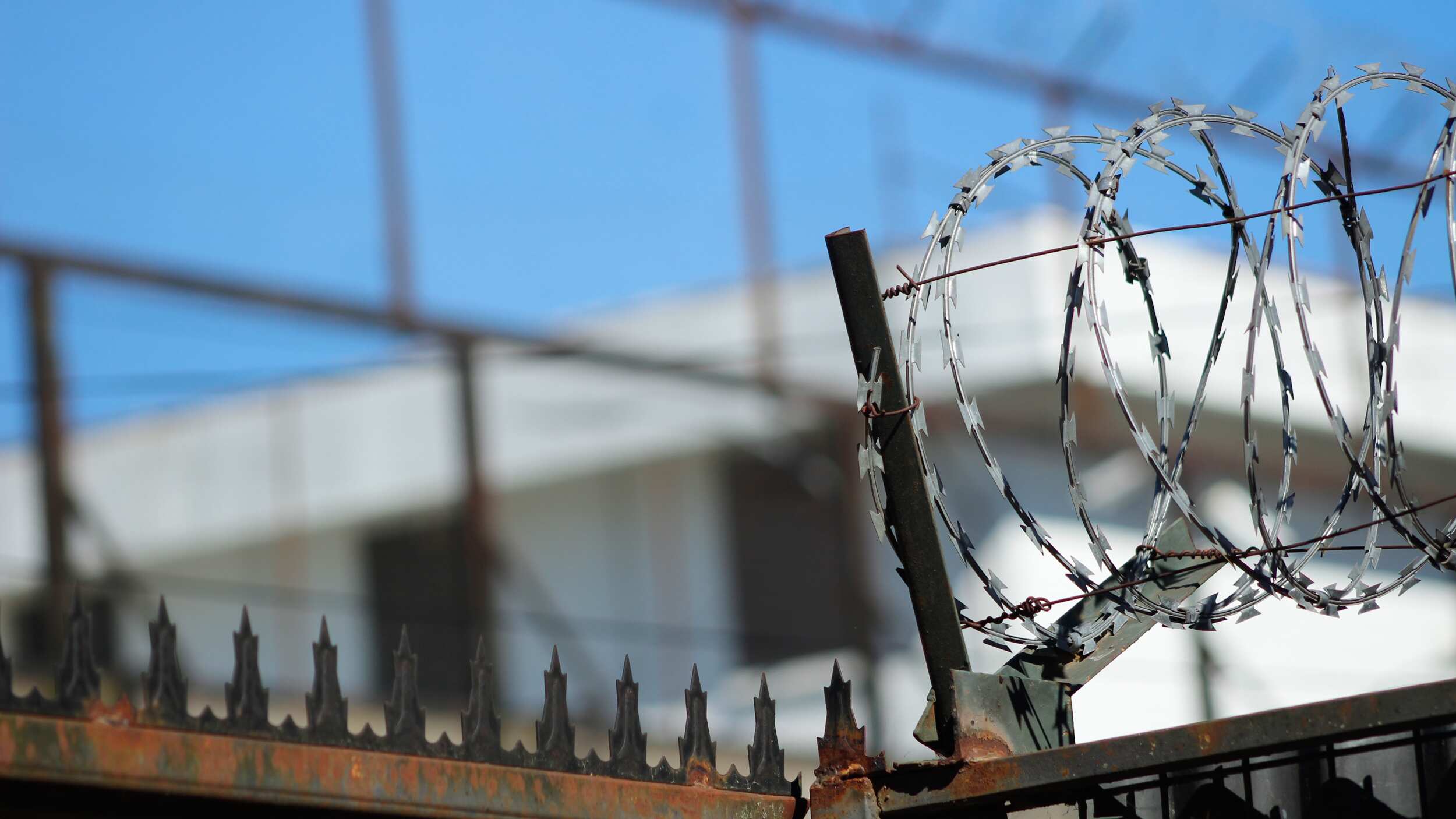 CHILLAN: Centro de cumplimiento Penitenciario | 09 de septiembre 2021/ CHILLAN.
Cierre perimetral de uno de los pabellones de el Centro de cumplimiento penitenciario de Chillán para visitar a un recluso
FOTO: JOSE CAMPOS / AGENCIA UNO