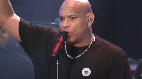 “En cualquier lugar donde estamos, nosotros particularmente, Gente de Zona, somos la voz de todos los cubanos que han tenido que emigrar por problemas políticos, por los abusos que existen con nuestro pueblo”, agregó el músico, ante los miles de asistentes al evento.
CONTRA EL COMUNISMO
El cantante quiso ir más allá y manifestó su postura política: “Particularmente nosotros estamos en contra del comunismo. Abajo el comunismo”, disparó Alexander, sacando aplausos.
En ese sentido, deslizó una indirecta para la contingencia política en Chile. “No sé ustedes, pero yo que soy cubano, aquí van a ver el resultado del comunismo, lo que pasa con Cuba... Por eso estamos en contra de la dictadura y en contra del comunismo. Y representamos la libertad de los pueblos, que es lo más importante”, cerró el artista, antes de comenzar la canción “Patria y Vida”.