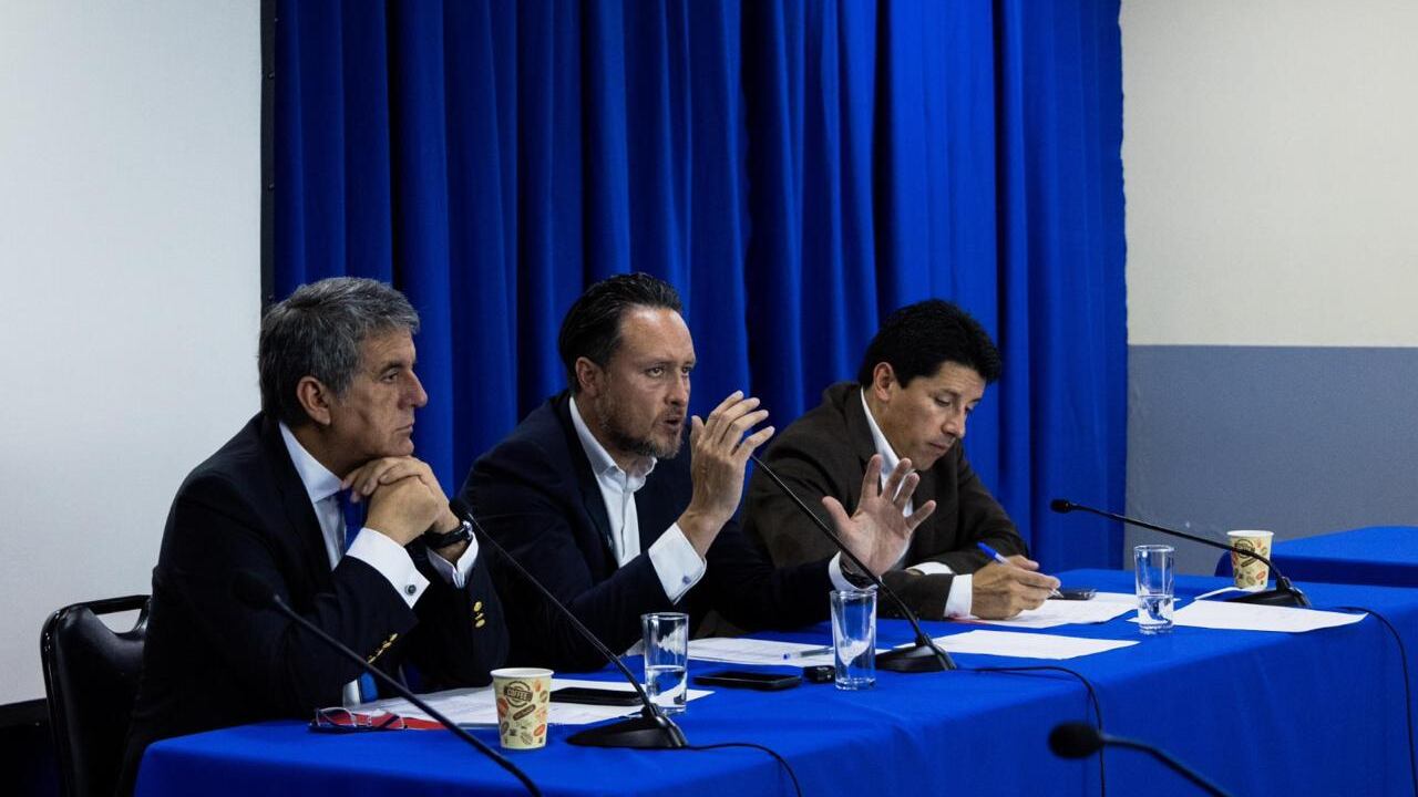 Gobernador Regional, Alejandro Santana; Rodrigo Wainraihgt, alcalde de Puerto Montt; y diputado Mauro González