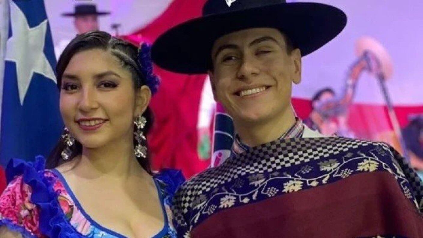 Un fatal accidente terminó con la vida del joven y querido bailarín de cueca de Ñuble, Vicente Ortíz, quien viajaba en un vehículo desde Valparaíso a Lebu, tras participar en el campeonato “Jóvenes Aconcagua”.
La tragedia ocurrió en el kilómetro 394 de la Ruta 5 Sur a la altura de San Nicolás, región de Ñuble cuando la conductora perdió el control del automóvil en una curva y chocó contra un poste, tras volcarse. Producto del accidente, otras tres personas resultaron heridas, entre ellas su compañera de baile, Fernanda Lazo, informó Biobío.
Los heridos quedaron internados en el Hospital de Chillán, todos sin riesgo vital. Aunque no de ellos en estado grave.