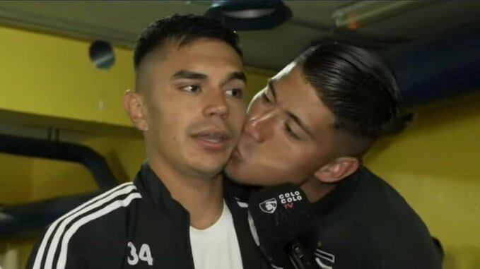 Vicente Pizarro recibiendo el beso de Brayan Cortés