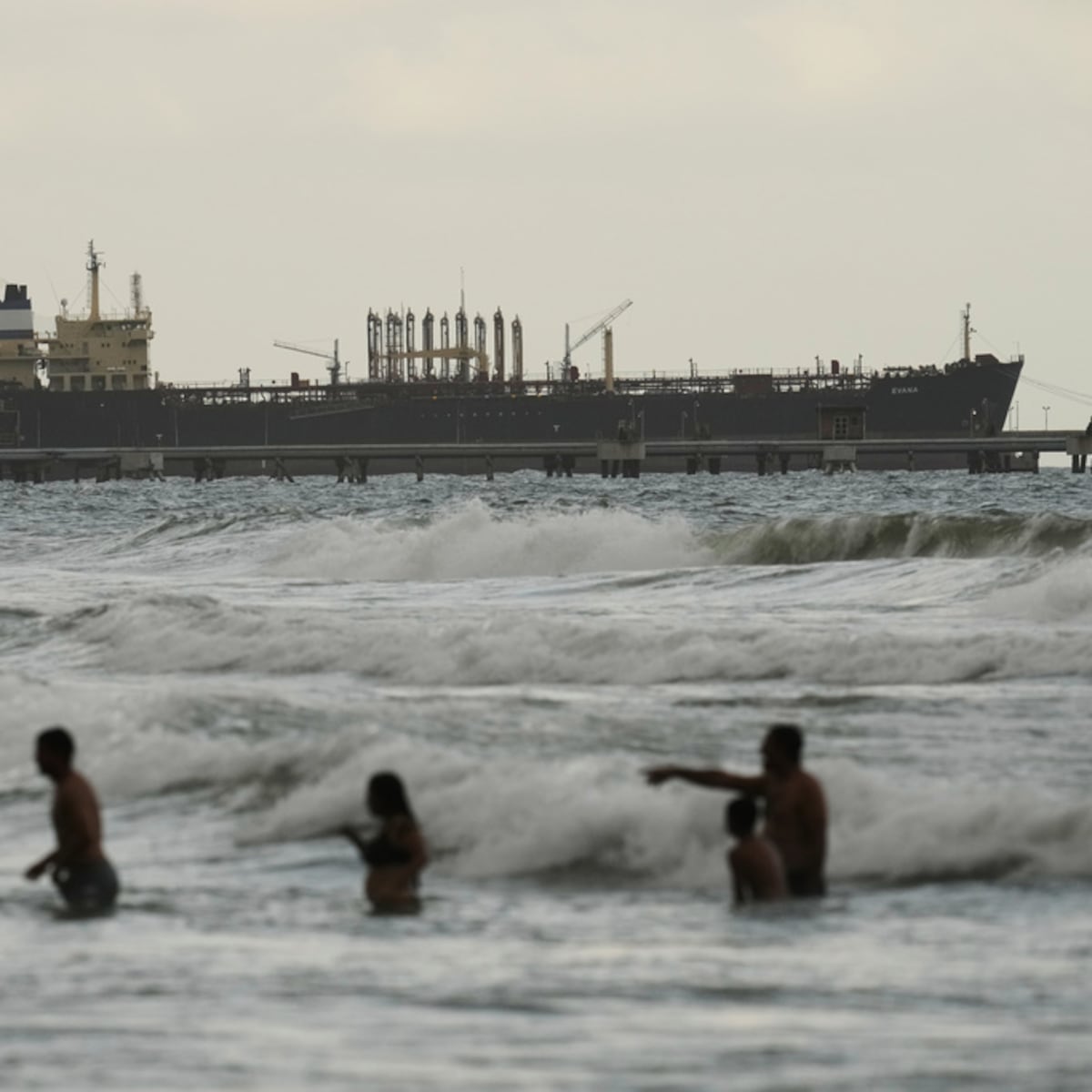 Fuerzas Armadas de Estados Unidos persiguen barco petrolero hacia Venezuela Fuerzas Armadas de Estados Unidos persiguen barco petrolero hacia Venezuela