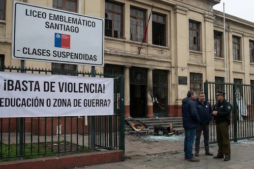 ¿Educación o zona de guerra? Estudiantes pierden hasta 47 días de clases por violencia en liceos emblemáticos