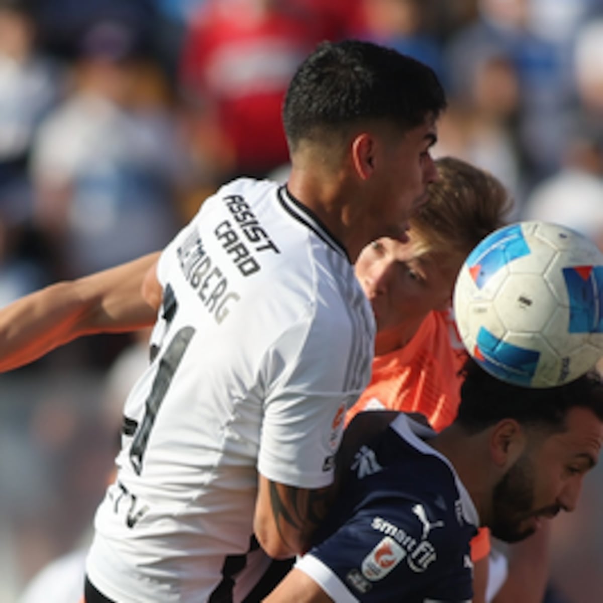 Expulsiones torpes de Colo Colo y la UC los alejan del título Expulsiones torpes de Colo Colo y la UC los alejan del título