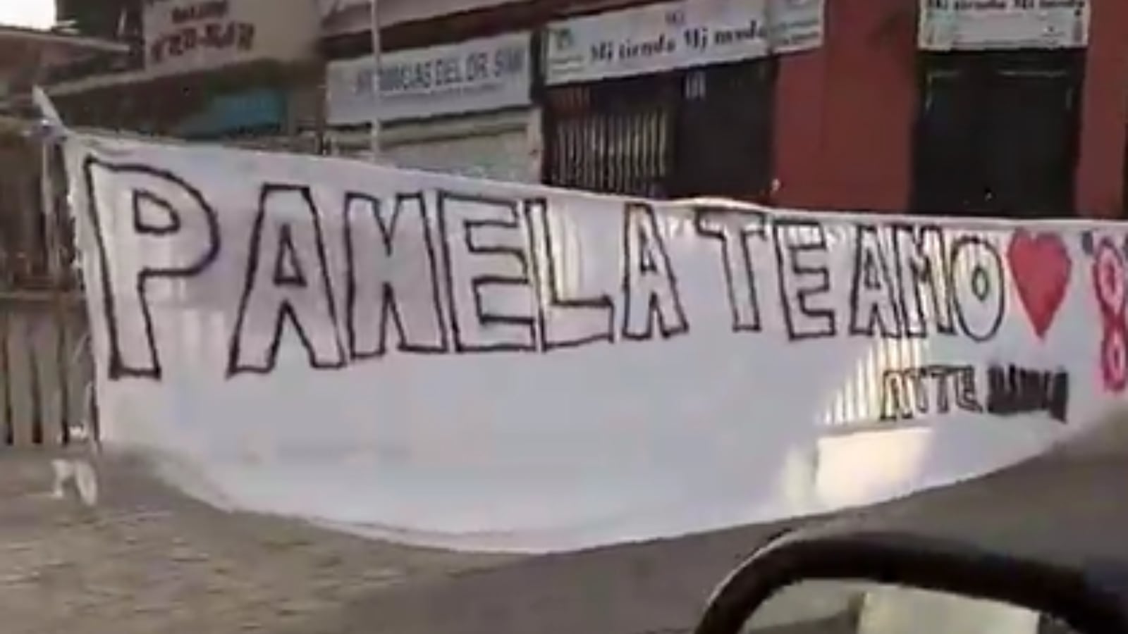 “¿Estará enamorado o se pegó un condoro?”: Viralizan gigantesco lienzo pegado en pleno centro de Tocopilla