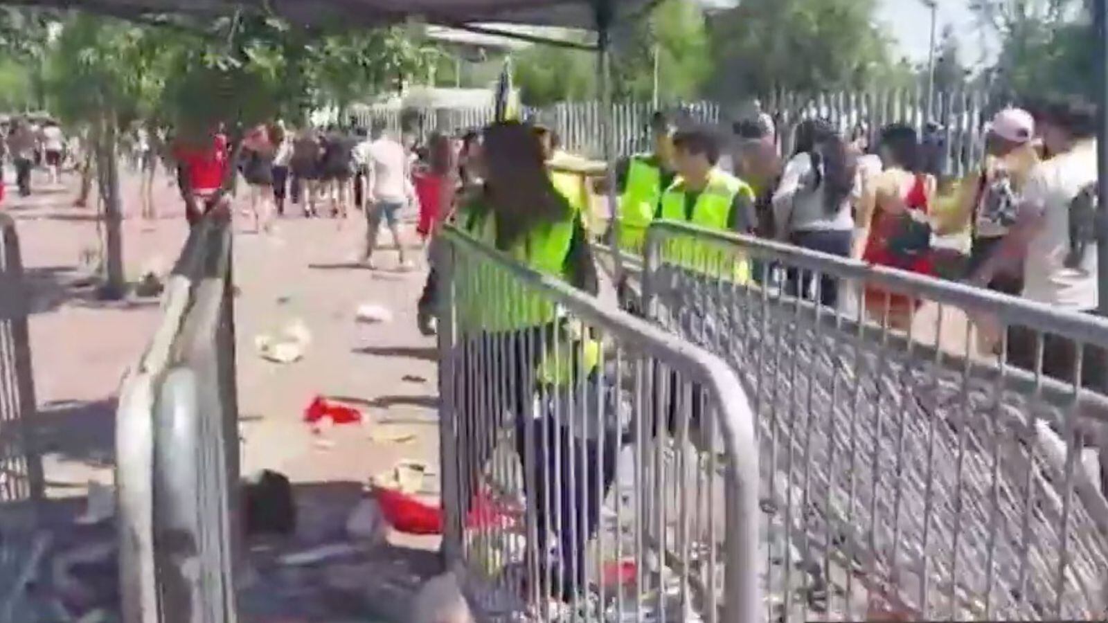 Estampida humana a las afueras de la primera fecha de Aventura en Chile