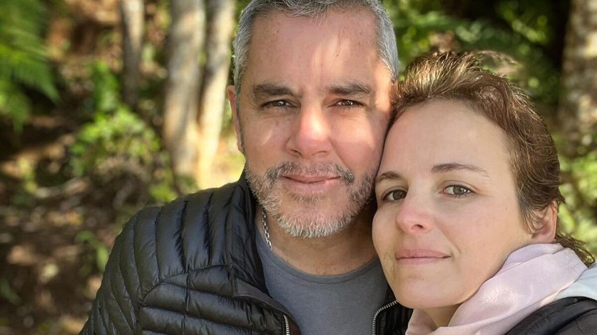 Gran sorpresa entre sus seguidores provocó el anuncio que realizó el animador José Miguel Viñuela, quien publicó en su cuenta de Instagram que junto a su mujer iban a tener “un quinto hijo”. Confusión provocada, luego que el año 2021 anunciara que se “cerraba la fábrica” y se realizaría una vasectomía.
“La fábrica se cierra, absolutamente. Me voy a operar. Está absolutamente decidido, oleado y sacramentado. Ahora no voy a contar detalles de la operación. La fábrica Viñuela-Lira llega hasta aquí: Diego, Tomás, Clara y Elisa”, contó en aquella oportunidad.
Por este motivo, todo quedó más claro cuando explicó a qué se refería con el nuevo miembro de la familia.
“Vamos a tener un quinto hijo…Los hermanos y la tía @lanenedelpueblo felices ( no saben lo q me costó convencer a la nene 😂😂😂😂)Soy un Papá novato en esto así que les pido que me ayuden con buenos consejos”, escribió junto a un video.
En el registro, contó que finalmente se decidieron por ponerle “Río”, mientras mostraba los implementos que compró para recibir a su nuevo “hijo”.
“Compré la casa, la comida, el colchón, todo. Se viene el nuevo hijo.”, contó, mientras su retoño le insistía que fueran a buscar a su esperada mascota.