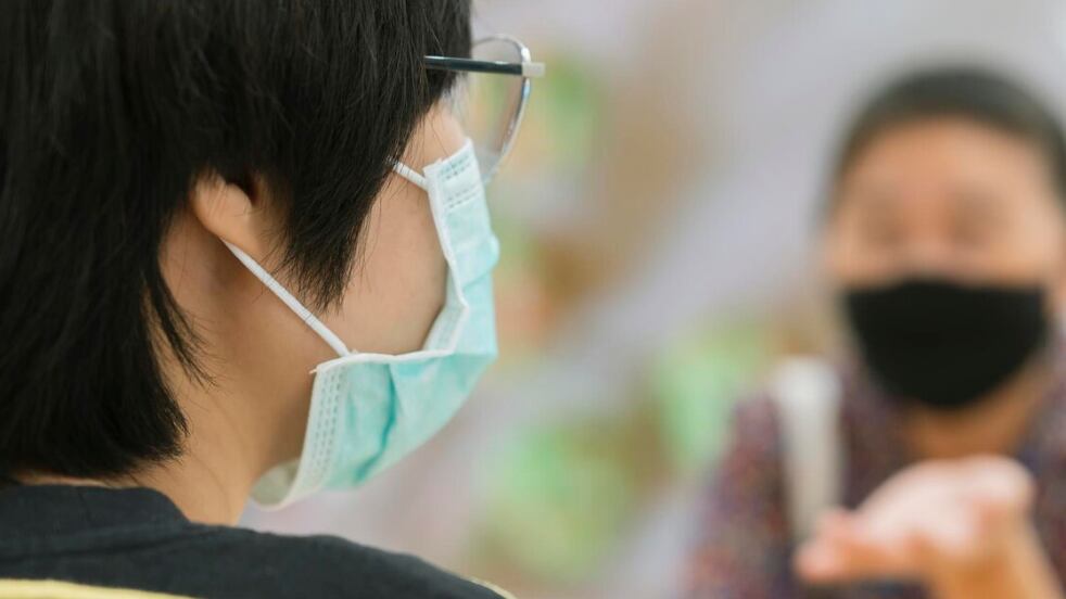 La adorable abuela mayor de la familia asiática y el joven sobrino disfrutan de relajarse comprando en un centro comercial de grandes almacenes nuevo estilo de vida normal con mascarilla protectora contra el virus