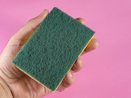Tu esponja de cocina libera microplásticos cada vez que lavas los platos