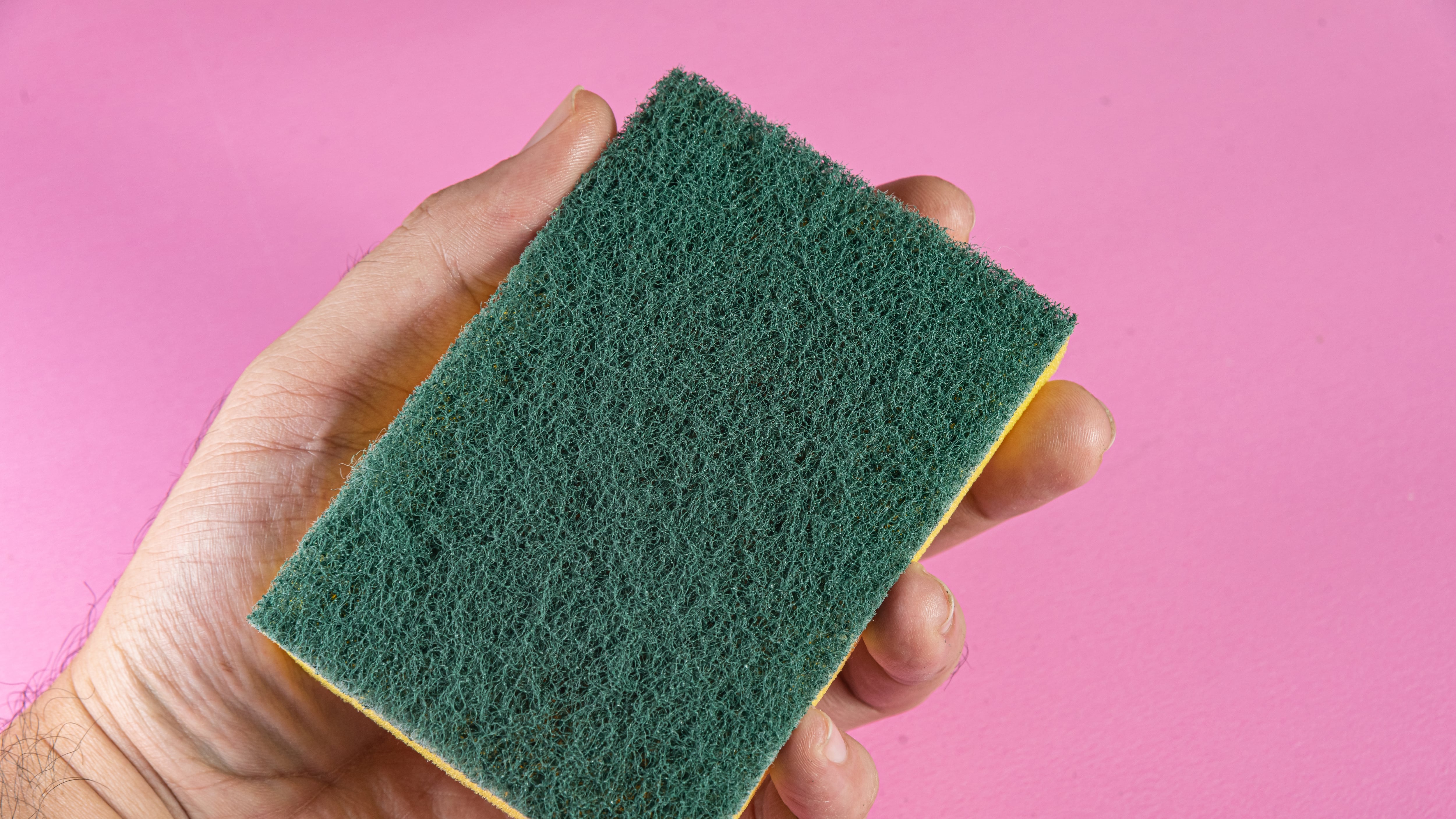 Una nueva investigación liderada por la Universidad de Bonn revela que estos utensilios liberan microplásticos a medida que se desgastan durante el lavado de los platos. Foto: Magnific.
