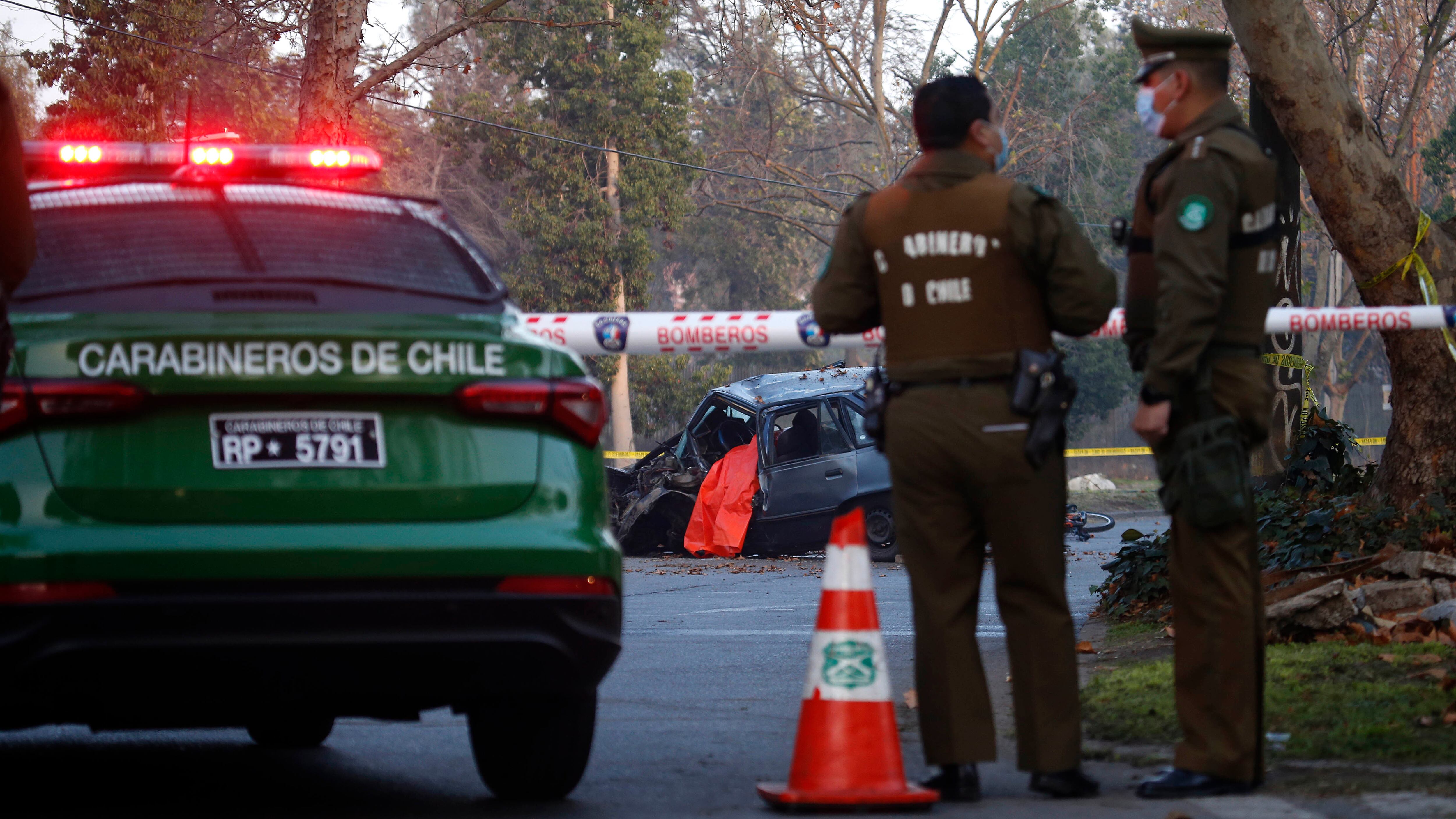 Auto se incrustó en restaurante tras ser chocado por camioneta