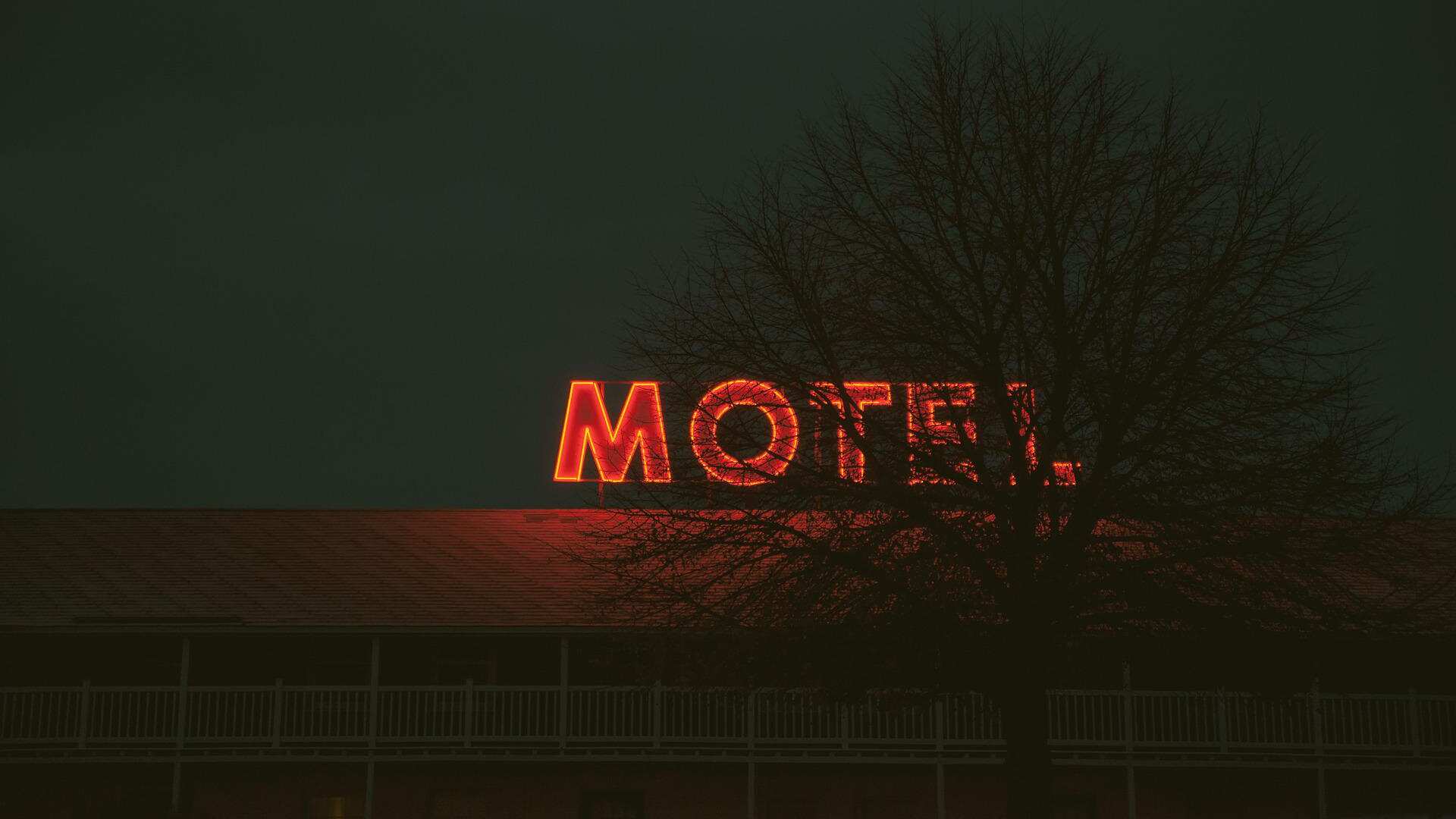 Bandidos roubam idosa e 'comemoram' em motel