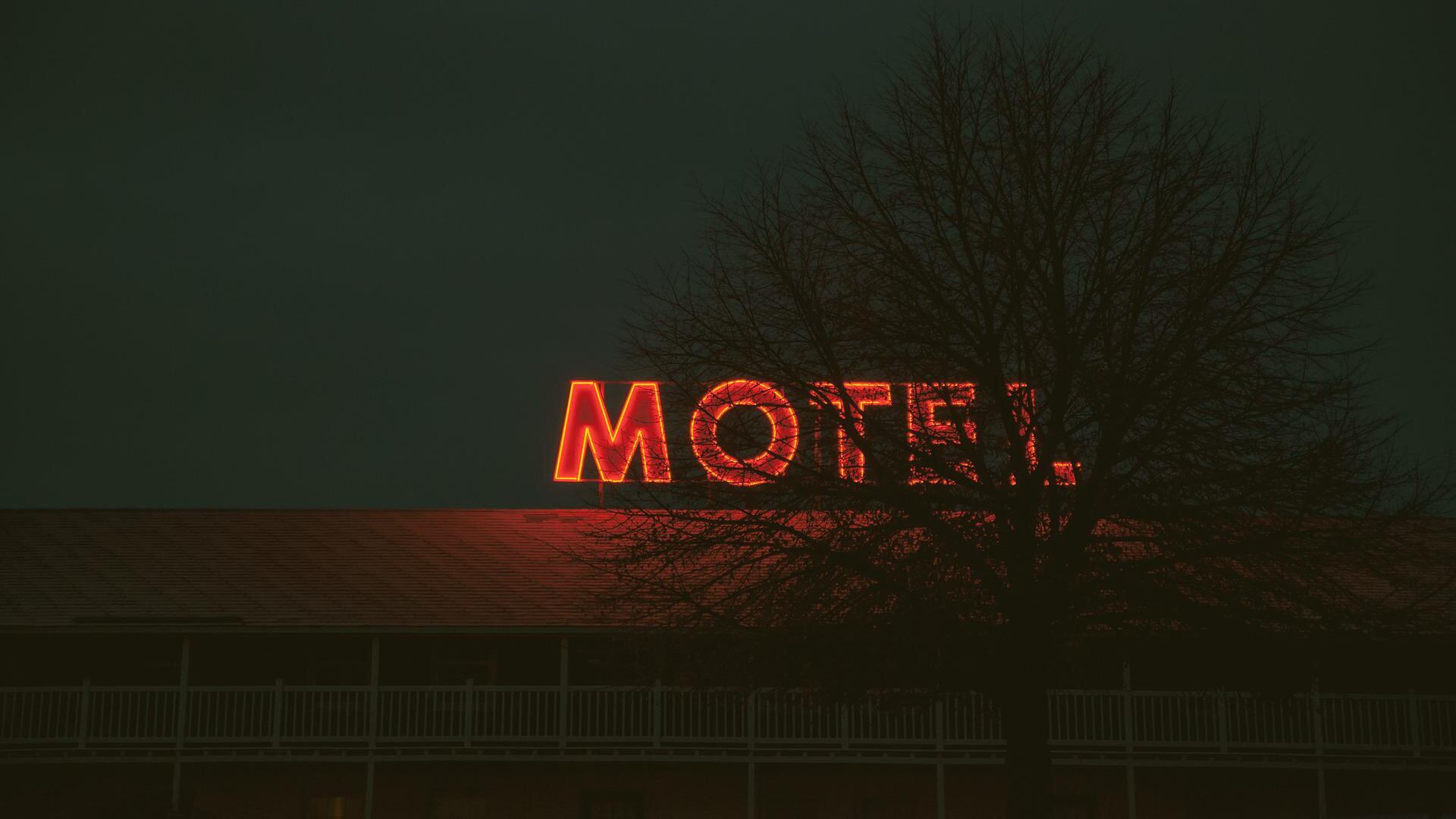 Bandidos roubam idosa e 'comemoram' em motel