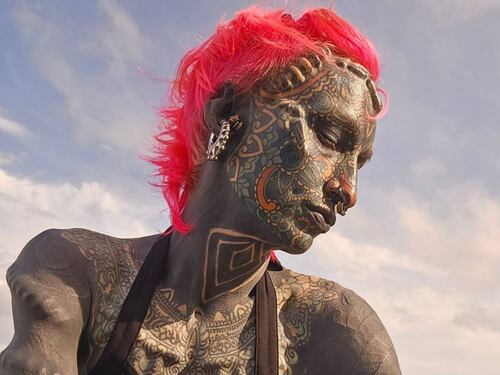 Mujer con récord mundial de tatuajes y alteraciones del cuerpo impresiona al mundo con su última metamorfosis