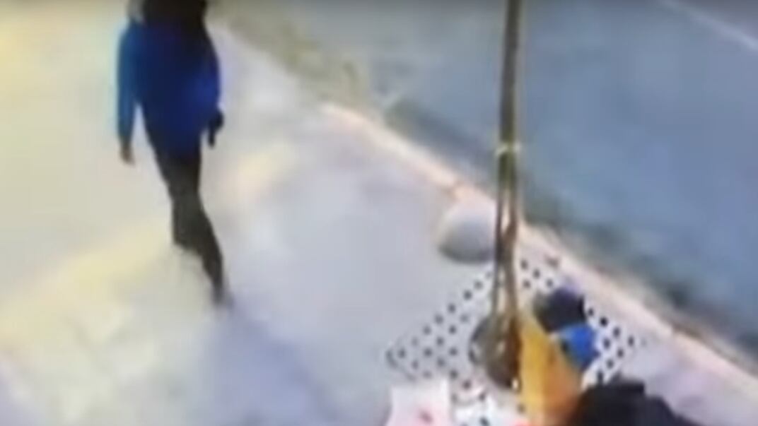 Tras el macabro hallazgo en plena Alameda de un cuerpo desmembrado, en el centro de Santiago, Carabineros logró identificar la identidad de la víctima, cuyos restos fueron repartidos por los homicidas en tres puntos de la capital, en la Región Metropolitana.
Según indicó el teniente Bruno Hiche, pertenciente al Labocar, la identidad del cuerpo se trataría de un hombre “de nacionalidad colombiana de 24 años”, informó Bío Bío.