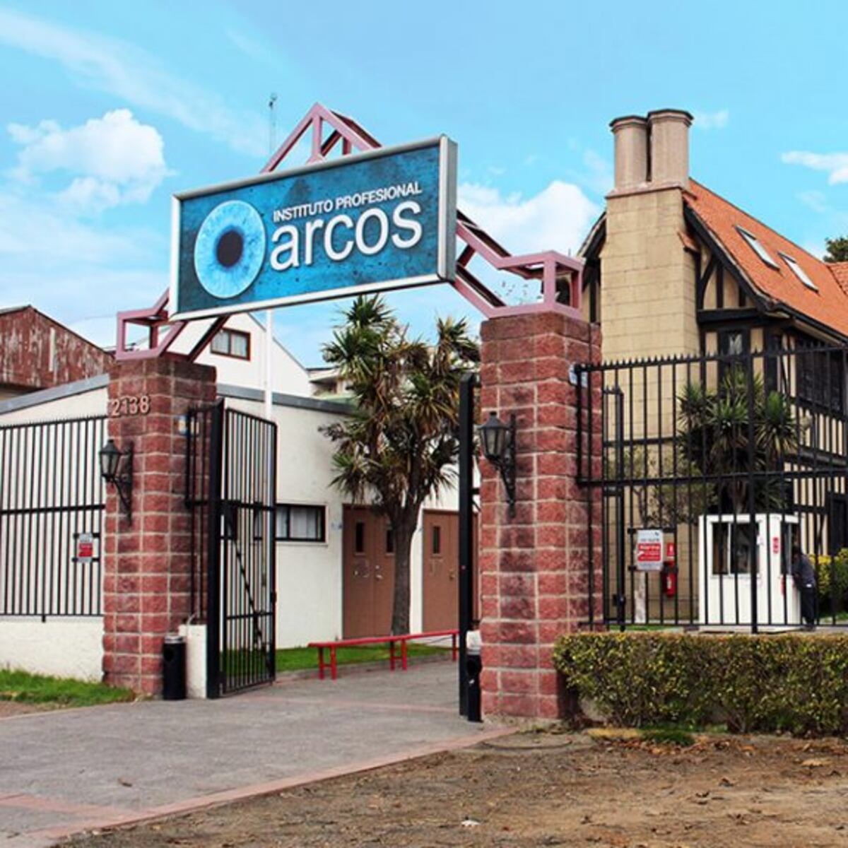 Instituto Arcos garantiza apoyo a alumnos tras cierre por déficit Instituto Arcos garantiza apoyo a alumnos tras cierre por déficit