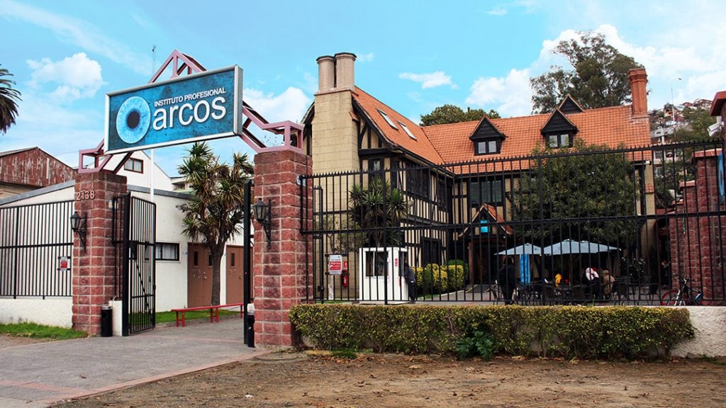 El histórico Instituto Arcos anunció su cierre definitivo, tras 40 años de funcionamiento. Esto, debido al déficit de presupuesto, luego que el arancel anual establecido por la Subsecretaría de Educación Superior -que fija los nuevos aranceles de Gratuidad- bajara de $3.584.965 por cada estudiante con la ayuda estatal a $$2.054.669.
Producto de ello, se reveló que los estudiantes que siguen cursando sus carreras técnicas, revelando que los alumnos de la sede de Viña del Mar (ilustración, diseño gráfico multimedia, animación 3D, diseño de videojuegos y fotografía profesional) pasarán a ser parte de la Pontificia Universidad Católica de Valparaíso.
Sin embargo, respecto a quienes cursan años en la Región Metropolitano aún no cuentan con un destino claro puesto que siguen las conversaciones con distintas universidades para que puedan recibirlos.