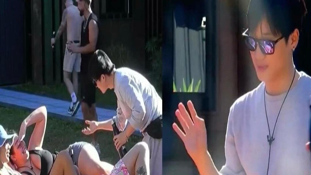 Dicen que después de la tormenta sale el sol. Justamente eso fue lo que pasó en Gran Hermano, tras la feroz pelea de Yuyuniz Navas y su hija Antonia Casanova contra Michelle Carvalho. Pero, no fue porque hicieran las paces, sino por un noble gesto de Yuhui Lee.
Esto, porque el exganador del Discípulo del Chef se acercó con total humildad a la participante brasileña y le pidió disculpas por una palabra que le dijo sin querer, durante la pelea.
Según explicó integrante de nacionalidad china, no recordó cómo se decía la palabra “cálmate” y en vez de eso le dijo “cállate”. Por lo tanto, se acercó a la piscina para excusarse, lo cual fue apludido en redes sociales.
“Esto es lo que hace un hombre de buen: Yuhui se fue a disculpar con Michelle porque en vez de decirle “cálmate” le dijo “cállate” mientras discutía con Yuyuniz y Antoni”.