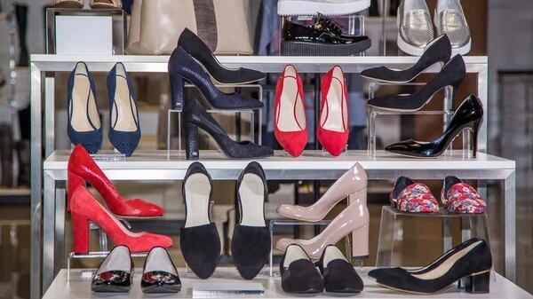 El Servicio Nacional del Consumidor (Sernac) publicó una alerta de seguridad por unos zapatos de mujer que se comercializaron en la multitienda Falabella.
En detalle, el calzado podría contener colorantes azoicos, “implicando un riesgo para la salud y por ende seguridad de los consumidores”.
Se trata de 912 pares de un calzado -todos en manos de consumidores- de la marca Clarks, modelo Breeze Step Navy/Dark Navy, comercializados en Chile en el año 2022 por el mencionado retail.