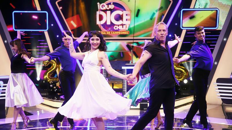 Martín Cárcamo y su productora bailaron al puro estilo “Dirty Dancing”: ambos se lucieron con atrevida coreografía en “Qué dice Chile”