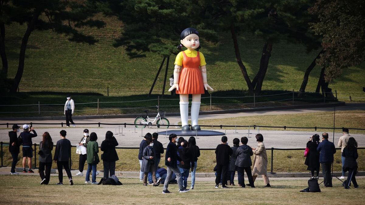 Young Hee la macabra muñeca robot del primer reto en ‘El Juego del Calamar’ ya está alcance de todos en un parque en Seúl.