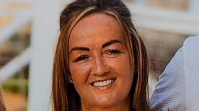 Mujer fallece electrocutada tras usar el celular mientras se bañaba