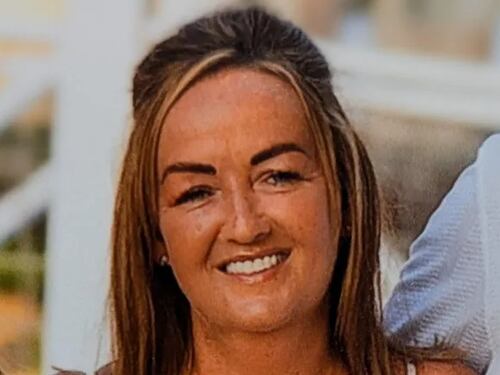 Mujer muere electrocutada tras usar su celular mientras se bañaba