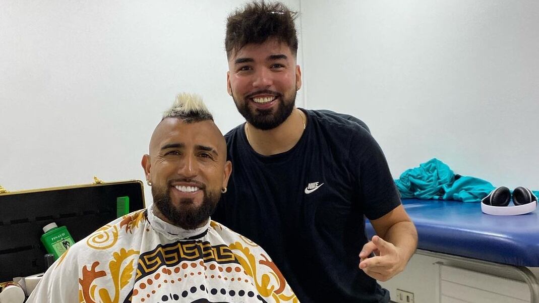 El barbero contó detalles del corte de pelo que le realizó al futbolista en su regreso a Colo Colo.