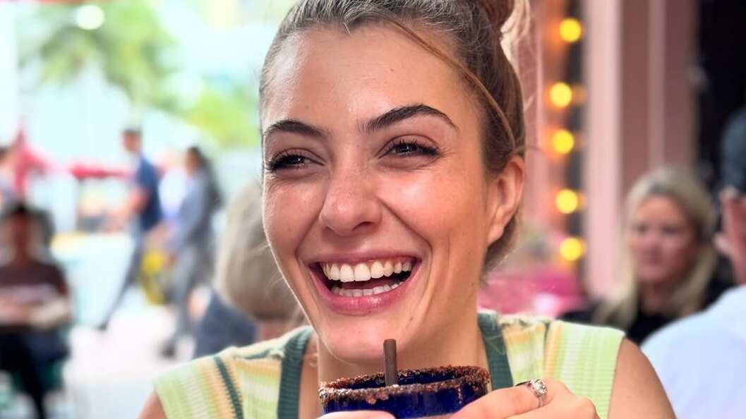 La actriz se probó esta semana una serie de vestidos de novia junto a sus amigas, ya que se casará en 2025 con Felipe Ortiz.