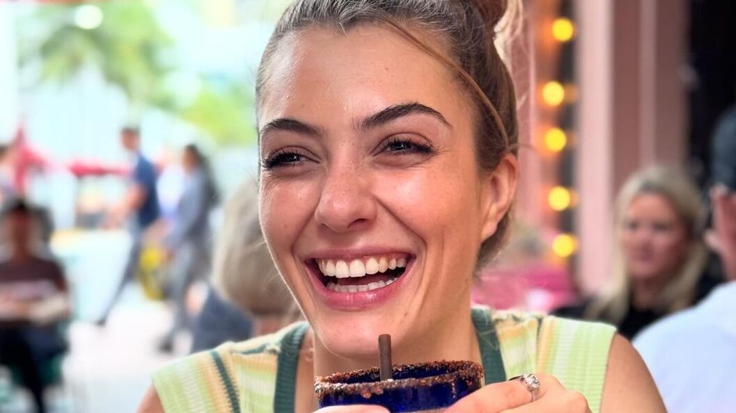 La actriz se probó esta semana una serie de vestidos de novia junto a sus amigas, ya que se casará en 2025 con Felipe Ortiz.