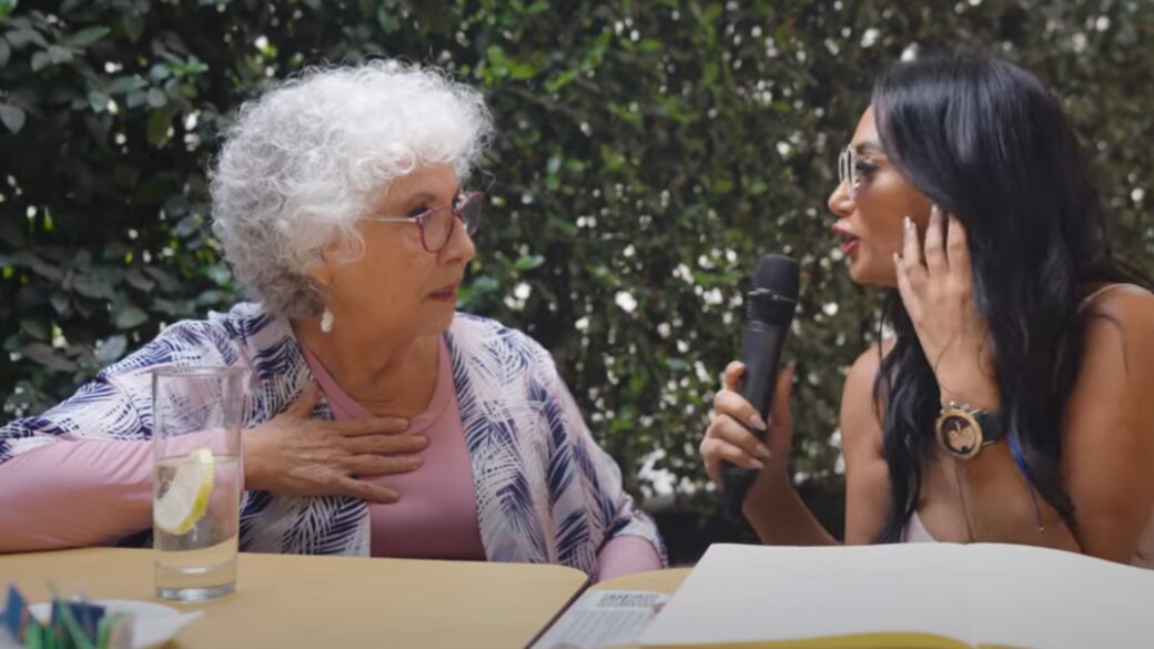La actriz Teresita Reyes demostró que no tiene pelos en la lengua y que no se arruga ante ningún tema. Así lo dejó en claro cuando Pamela Díaz le preguntó en su programa Sin Editar, si estaría dispuesta a posar en paños menores y monetizar el contenido en la plataforma para adultos Onlyfans. 
“Me gustaría, fíjate. Porque dicen que hay hombres para todo y que les gustan hasta las cosas más espantosas”, relató sin tapujos.
“Me contaron que incluso les gusta ver a las minas en pelota haciendo caca”, detalló, provocando que la conductora se levantara del asiento y se retirara entre risas.
“No es mentira, si me lo contaron. No te hagas la virgen, hueona. Ven para acá”, la llamó Teresita.
“De verdad, si incluso me dicen que hombres se masturban viendo los dedos de los pies, de las manos. Me lo dijo una persona que está en el Only”.
Ahí, La Fiera recordó la experiencia de una mujer española de 69 años. “Gana casi 15 mil euros al mes (cerca de 13 millones de pesos)”, mostrando lencería, mostrando transparencia y poses sensuales.