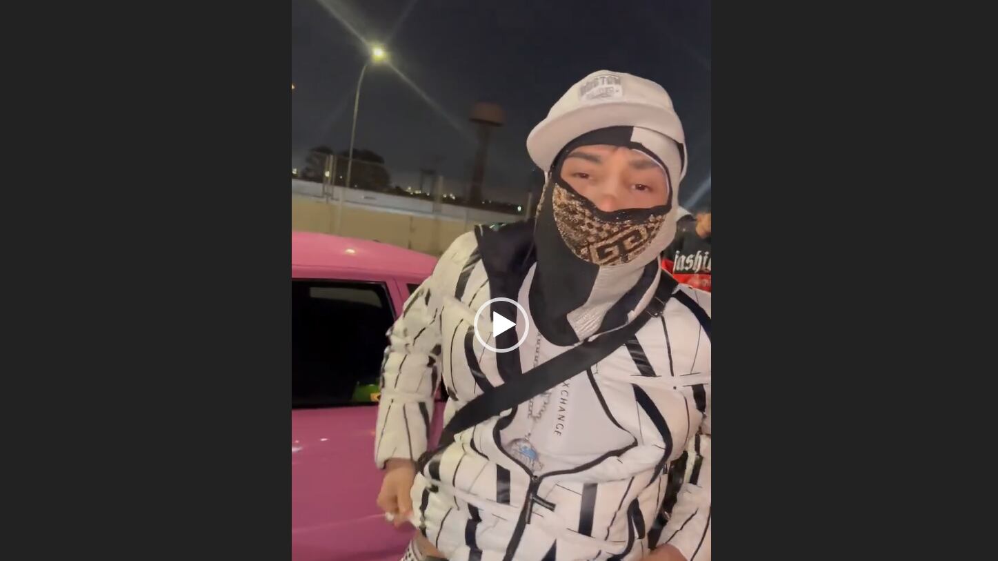 Mientras el cantante urbano Cris MJ está siendo investigado por mostrar una pistola durante una transmisión de Instagram y arriesga una pena de tres a 10 años de cárcel si se comprueba que puede disparar, otro artista del género ostentó de un arma. Pero, a diferencia del anterior, la portaba en la vía pública, consignó La Hora.
Así quedó demostrado en el video que subió Standly en las historias de su red social, donde tras levantarse su chaqueta de marca Armani Exchange, se ve la empuñadura de la pistola al interior del pantalón, pegada al cinto.
En el registro se ve al cantante vestido completamente de blanco, con su cara cubierta por un pasamontañas negro con brillos plateados.
Se encuentra en la caletera de una autopista, en las afuera de una bomba de bencina. junto a un grupo de jóvenes con sus vehículos tuneados, lo que asemeja los encuentros que realizan de carreras clandestinas.
Si bien, no se identifica si el arma es real y apta para disparar, la ley establece que “ninguna persona podrá poseer o tener alguna de las siguientes armas, artefactos o municiones ya sea de fantasía, entendiéndose por tales aquellas que se esconden bajo una apariencia inofensiva... Armas de juguete, fogueo, balines, postones o aire comprimido, adaptadas o transformadas para el disparo de municiones o cartuchos”.
La condena que arriesga Cris MJ
El cantante Cris MJ arriesga una pena de cárcel desde tres años y un día hasta 10 años de presidio, en caso que los peritajes comprueben que el arma que exhibió en un live de Instagram sea apta para disparar, dio a conocer el jefe de la Fiscalía de Iquique, Eduardo Ríos, al medio LUN.
Según contó, el arma que incautaron en el domicilio del cantante, pistola de airsoft, réplica de un arma Glock 19 es “mantiene el cargador adaptado. Hay que esperar los peritajes (...) Si el arma se encuentra adaptada para disparar, eso la ley sí lo sanciona y este joven sería imputado“, explicó.
“La ley sanciona la tenencia y porte de arma de juguete, de fogueo, de balines, de postones o de aire comprimido adaptadas o trans formadas para el disparo. La penas van de tres años y un día a diez años de prisión, dependiendo de si hay agravantes o atenuantes“.