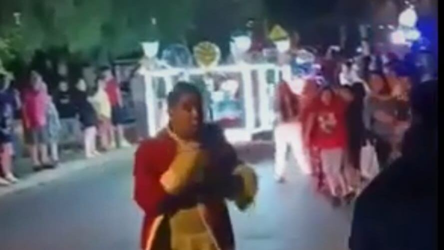 Funcionario de Carabineros disfrazado del Grinch golpea a sujeto que lo agredió por la espalda en caravana navideña en La Pintana.