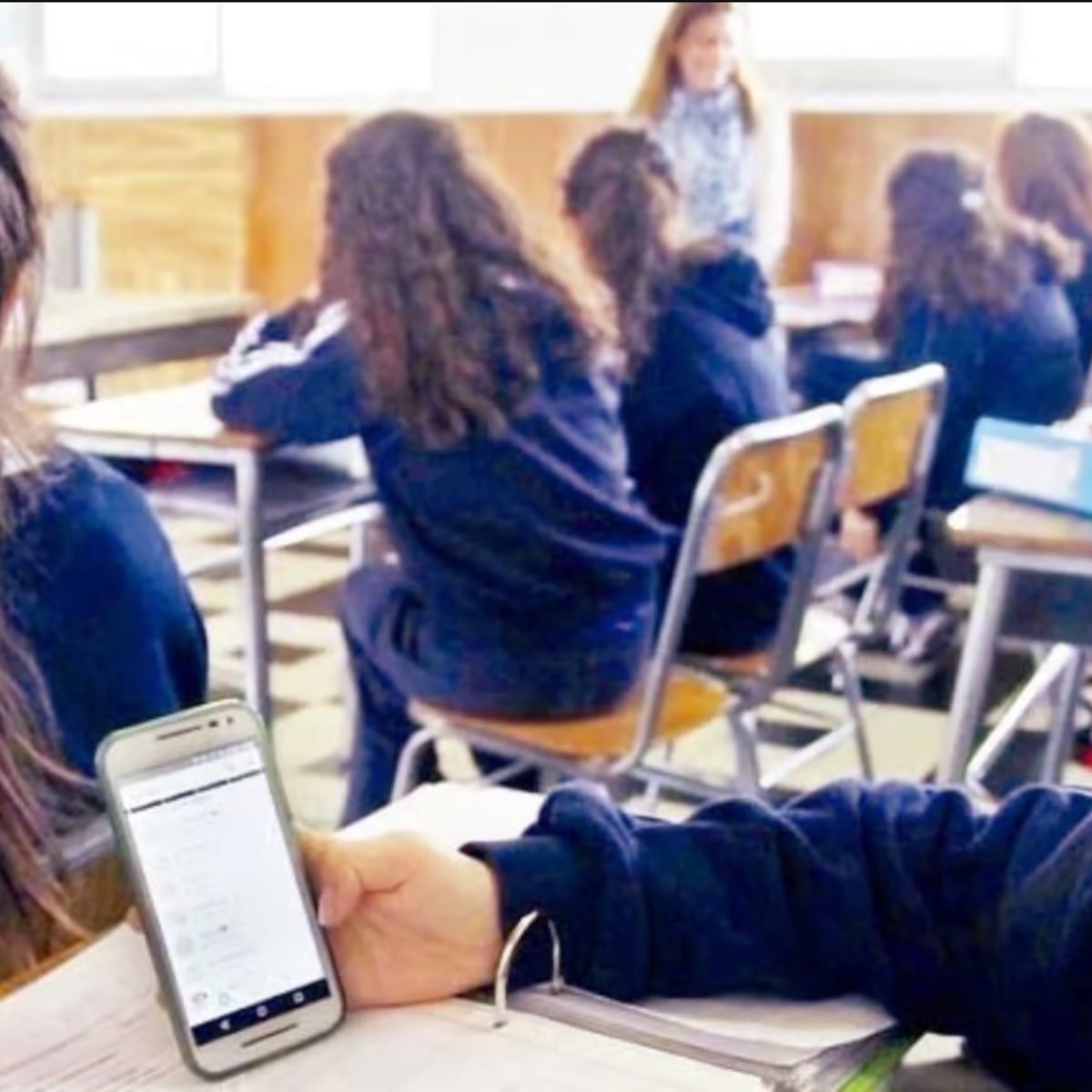 Colegio Pedro de Valdivia prohíbe celulares: testimonio de alumno Colegio Pedro de Valdivia prohíbe celulares: testimonio de alumno