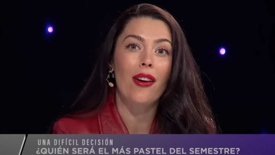 La panelista de “Zona de estrellas” Daniela Aránguiz se mandó una bomba de proporciones antes de comenzar las vacaciones junto a sus hijos a Estados Unidos, desclasificando un supuesto interés que su excuñado Claudia Valdivia, habría tenido con ella mientras estaba casada con Jorge.
Así lo contó en el programa de Zona Latina, justo al momento que definían quién era “El pastel del semestre”, ránking conformado por Parived, Marcelo Ríos, Mauricio Pinilla, Sergio Rojas con José Miguel Viñuela y Maite Orsini.
Fue al momento de entregar su voto, cuando Aránguiz aprovechó de mandarle un mensaje a su exmarido, puesto que no la habría ayudado económicamente para comprar los pasajes aéreos de sus hijos hacia Estados Unidos, país donde tienen una confortable vivienda al interior de un condominio, la que compraron antes de la polémica separación.
Daniela Aránguiz echó al agua a Claudio Valdivia
“Quiero aprovechar de despedirme antes de dar mi voto, porque me voy a Estados Unidos dos semanas...”, dijo de entrada antes de disparar a quemarropa.
“Tienen muchos cahuines, supe que Jorge tiene plata para algunas cosas, para otras no. Como una de ellas es celebrarle el cumpleaños a su hermano hasta con cámara 360...supiera que toda la vida se me tiró Claudio, eso digo para despedirme”, dijo sin filtro, dejando a todo el panel en shock con la confesión.
Finalmente, entregó su voto, explicando que “obviamente por reírse de toda la gente, reírse de todo Chile y hacer abuso de sus privilegios (mi voto es para) Maite Orsini”, señaló, haciendo que la parlamentaria fuera elegida como la “pastel del semestre”, casi de manera unánime.