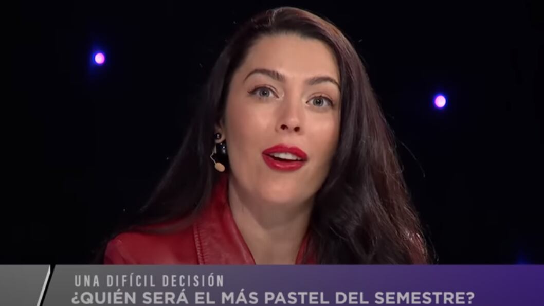La panelista de “Zona de estrellas” Daniela Aránguiz se mandó una bomba de proporciones antes de comenzar las vacaciones junto a sus hijos a Estados Unidos, desclasificando un supuesto interés que su excuñado Claudia Valdivia, habría tenido con ella mientras estaba casada con Jorge.
Así lo contó en el programa de Zona Latina, justo al momento que definían quién era “El pastel del semestre”, ránking conformado por Parived, Marcelo Ríos, Mauricio Pinilla, Sergio Rojas con José Miguel Viñuela y Maite Orsini.
Fue al momento de entregar su voto, cuando Aránguiz aprovechó de mandarle un mensaje a su exmarido, puesto que no la habría ayudado económicamente para comprar los pasajes aéreos de sus hijos hacia Estados Unidos, país donde tienen una confortable vivienda al interior de un condominio, la que compraron antes de la polémica separación.
Daniela Aránguiz echó al agua a Claudio Valdivia
“Quiero aprovechar de despedirme antes de dar mi voto, porque me voy a Estados Unidos dos semanas...”, dijo de entrada antes de disparar a quemarropa.
“Tienen muchos cahuines, supe que Jorge tiene plata para algunas cosas, para otras no. Como una de ellas es celebrarle el cumpleaños a su hermano hasta con cámara 360...supiera que toda la vida se me tiró Claudio, eso digo para despedirme”, dijo sin filtro, dejando a todo el panel en shock con la confesión.
Finalmente, entregó su voto, explicando que “obviamente por reírse de toda la gente, reírse de todo Chile y hacer abuso de sus privilegios (mi voto es para) Maite Orsini”, señaló, haciendo que la parlamentaria fuera elegida como la “pastel del semestre”, casi de manera unánime.