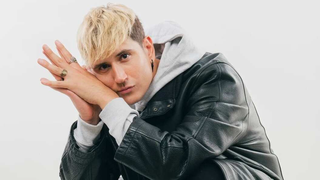 El primo del actor chileno está abocado a consolidar su carrera musical dentro del género urbano nacional.