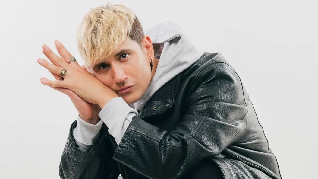 El primo del actor chileno está abocado a consolidar su carrera musical dentro del género urbano nacional.