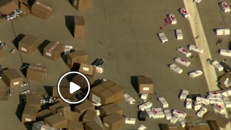 No hubo heridos: camión de juguetes sexuales se volcó y dejó los productos desparramados en la carretera
Las fotos de la colisionó del camión que transportaba los consoladores y lubricantes, fueron muy comentadas en redes.