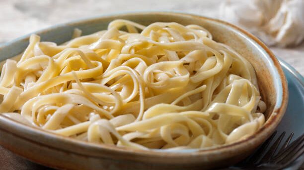 Mujer demandó a empresa de alimentos porque asegura que sus fideos demoran más tiempo en cocinarse de lo que dice el envase