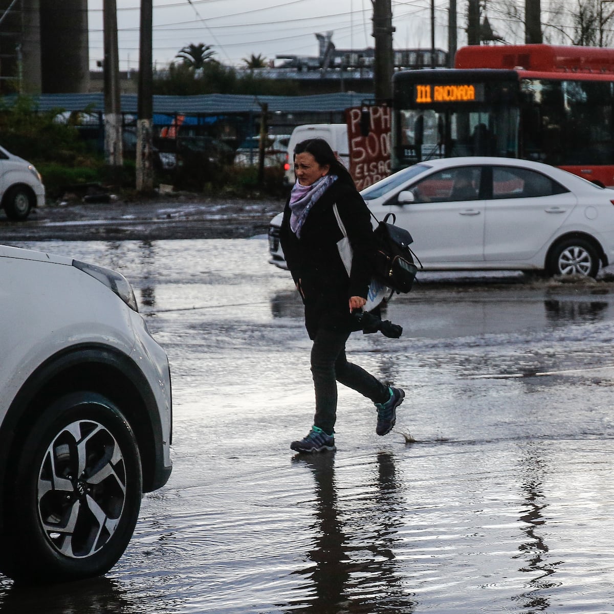 Multas por mojar a peatones y ciclistas al conducir bajo la lluvia Multas por mojar a peatones y ciclistas al conducir bajo la lluvia