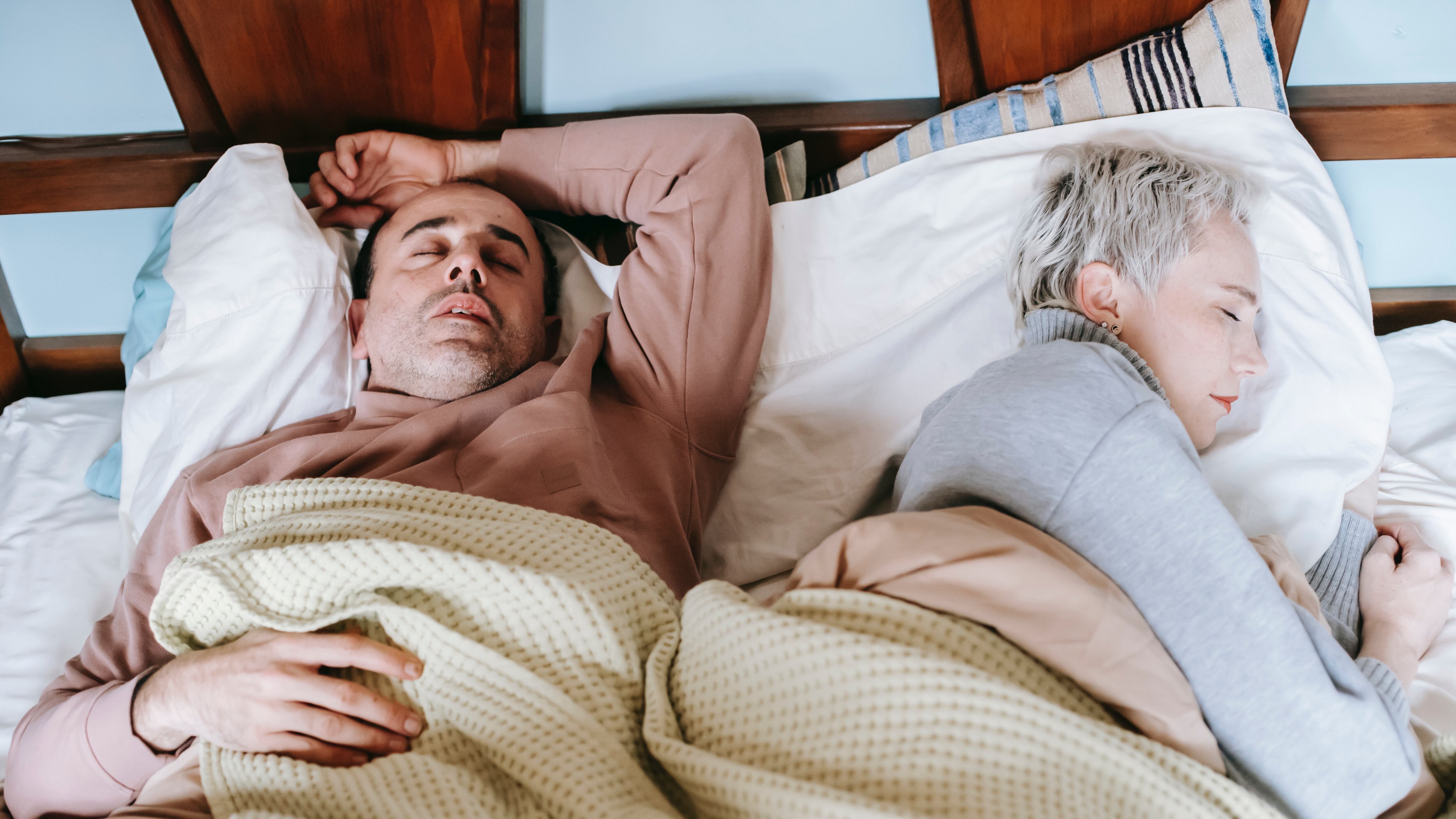 Dormir con una persona que ronca puede matarte