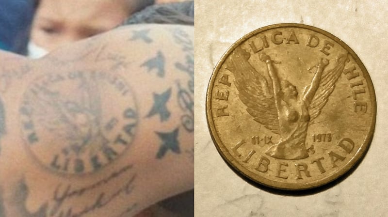 El artista urbano Pablo Chill-E tuvo que salir a dar explicaciones por la polémica que generó en las redes sociales la difusión de una imagen de uno de sus tatuajes en la espalda.
Y es que el cantante tiene tatuada una moneda de $10 que fue creada durante la dictadura de Augusto Pinochet y representaba la “libertad contra el marxismo”, por lo que algunos comentarios lo tildaron de “facho”.
Ante esto, el “Shishiboss” busco aclarar el origen del diseño a través de su cuenta de Instagram: “Oye, para esa estupidez que anda circulando en Twitter de que la gente está especulando que yo puedo ser facho porque tengo tatuada una moneda en la espalda… yo ahora les explico que me la tatué sin saber la historia de la hu.., por mera ignorancia”.
“¡Cómo yo voy a ser facho!”
“Mis acciones, mi forma de ser, ustedes ya la han visto, ¡cómo yo voy a ser facho! Tampoco soy comunista, no soy ninguna hu.., yo no estoy ni ahí con la política cu…”, enfatizó.
El cantante de Facts aseguró que “ahora en breve me la voy a tapar” y comentó que “la razón por la que me la hice fue más que nada porque representa la libertad. Yo en ese tiempo no tenía idea de que la había sacado Pinochet y que era por la liberación del comunismo y no sé qué”.