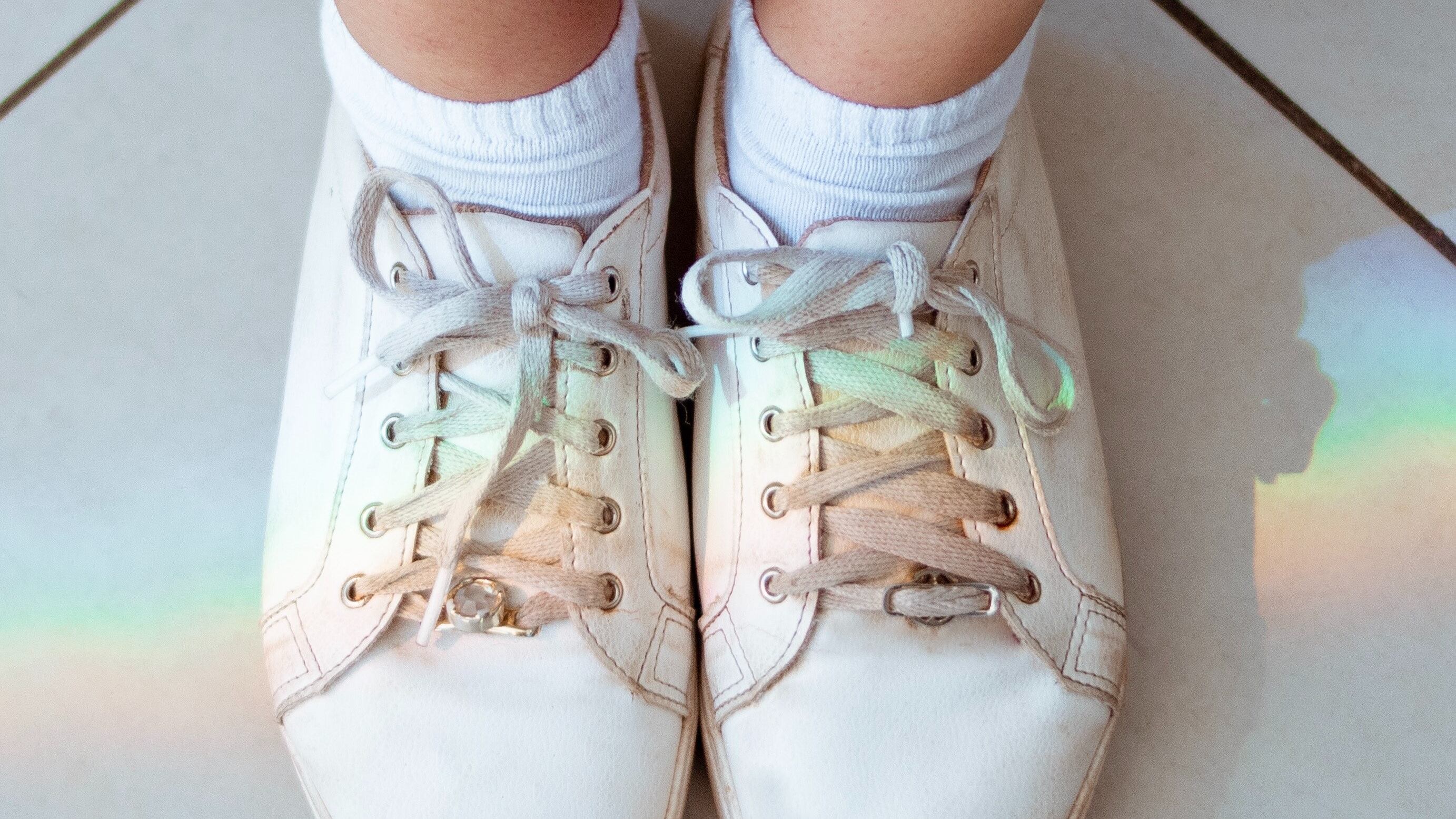 Zapatillas amarillentas.