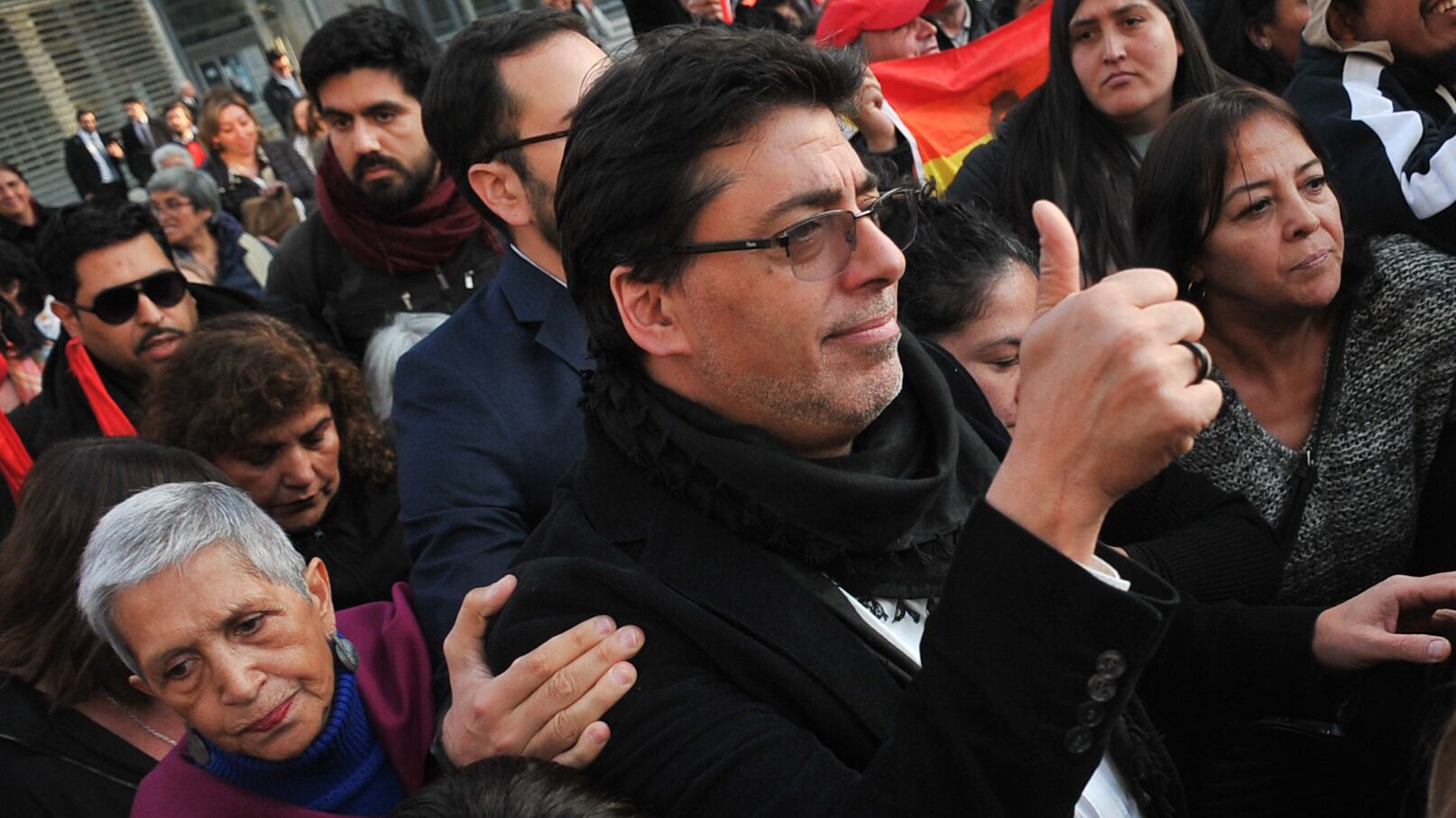 Formalización del alcalde Daniel Jadue | 29 DE MAYO DEL 2024 / SANTIAGO
Daniel Jadue, alcalde de Recoleta, se retira del 3° Juzgado de Garantía de Santiago, dónde se realizó la primera jornada de la audiencia de formalización de cargos contra el alcalde, imputado por delitos de cohecho, fraude al fisco y estafa, en el marco de la investigación del caso “farmacias populares” que lleva adelante la fiscal Giovanna Herrera de la Fiscalía Centro Norte.
FOTO: VICTOR HUENANTE / AGENCIAUNO