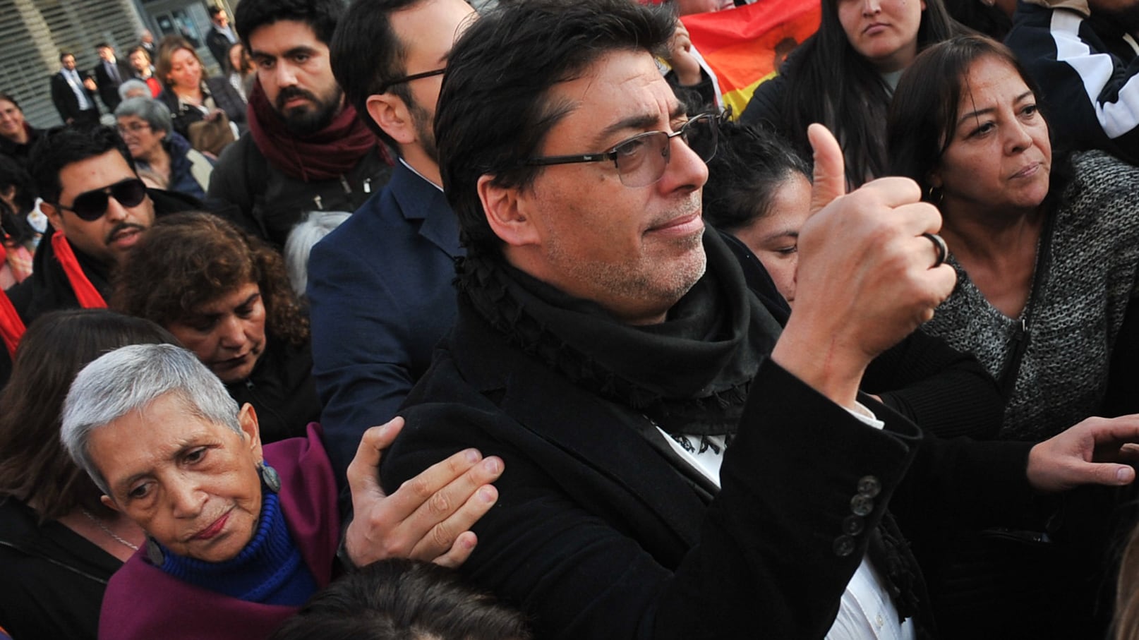 Formalización del alcalde Daniel Jadue | 29 DE MAYO DEL 2024 / SANTIAGO
Daniel Jadue, alcalde de Recoleta, se retira del 3° Juzgado de Garantía de Santiago, dónde se realizó la primera jornada de la audiencia de formalización de cargos contra el alcalde, imputado por delitos de cohecho, fraude al fisco y estafa, en el marco de la investigación del caso “farmacias populares” que lleva adelante la fiscal Giovanna Herrera de la Fiscalía Centro Norte.
FOTO: VICTOR HUENANTE / AGENCIAUNO