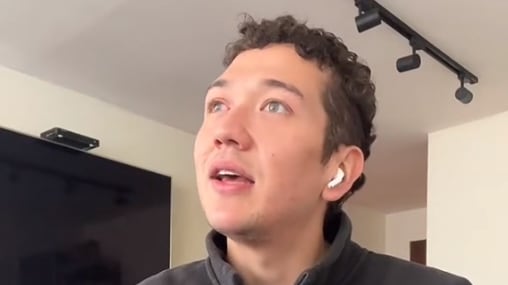 “Hablemos...de Fonasa”. Así comienza el video viral que el tiktokero Marcelo Gutiérrez, arquitecto que grabó para comentar su experiencia atendiéndose en un Cesfam de Providencia, tras cambiarse de sistema de salud, consignó Página 7.
“Me acabo de humillar, humillado total. No sé si lo habrán notado en mi rostro, tengo un ojo más pequeño, es porque tengo conjuntivitis”, comentó, respecto a los motivos que lo llevaron a buscar ayuda médica.
“Toda la vida he sido Isapre y mantenido por mi padre”, pero debido al alto costo de la vida, se tuvieron que salir, puesto que su progenitor pagaba cerca de 500 mil pesos por el plan y ya no querían cancelar tal cantidad de dinero.
Tiktoker en comentó experiencia en Fonasa
“Mucho derroche”, bromeó, aunque de igual forma valoró “los beneficios que nos dio la Isapre”.
“Ahora soy Fonasa. Nunca había sido Fonasa en mi vida (sic), esto va a sonar imbécil, pero como nunca había sido fonasa en la vida, no sé qué hacer, no sé a dónde ir y nada, porque tengo el ojo malo”, comentó en el video.
Por lo mismo, fue a un Cesfam donde lo orientaron para el problema en su ojo.
“Se cagaron de la risa y yo como ‘es primera vez que me atiendo (en Fonasa)’. Le dije que, por favor, no se burlara de mí”, añadió sobre su experiencia con la atención, donde le explicaron que antes de pagar cualquier cosa, primero un médico debía revisarlo y luego sería derivado a un especialista.
Debido a esto, reveló que “funciona súper bien Fonasa, o Cesfam, no sé qué es. Así que bien por mí, supongo”, aclarando que tendría que ir en unos días a la revisión general.
Posteriormente, en otro video, celebró la fama alcanzada con el registro y que repercutiera en medios de prensa como CHV, quienes también destacaron el registro.
“Está buena igual, me dejaron como carismático”.